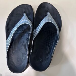 OOFOS Black and Silver Sandals